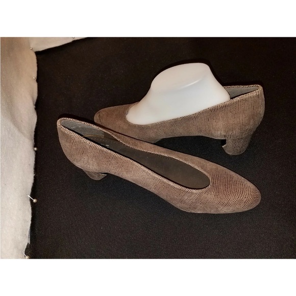 “DONATED” Stuart Weitzman, Brown Suede Reptile Embossed Slip-on Pumps, Sz 10M - Picture 4 of 13